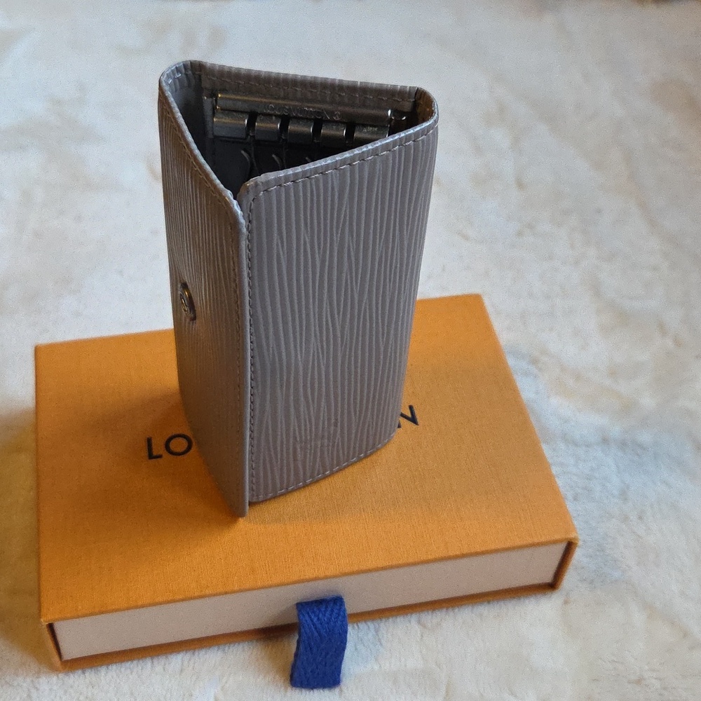 Louis Vuitton Gray Key‎ Holder - Picture 4 of 4